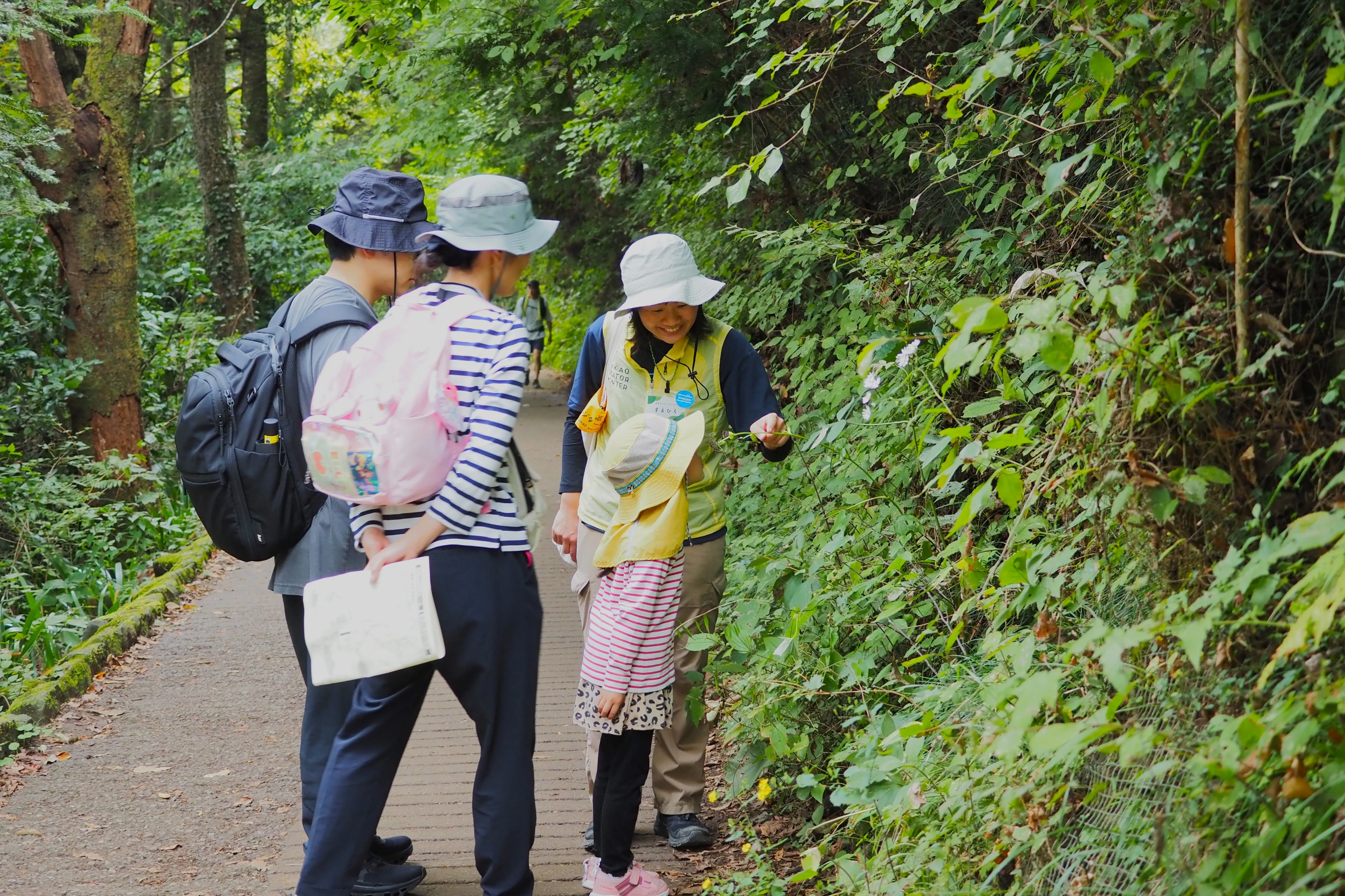 高尾ビジターセンターのガイドウォークの様子
